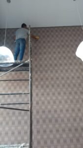 Ambiente comercial com papel de parede instalado por Freitas